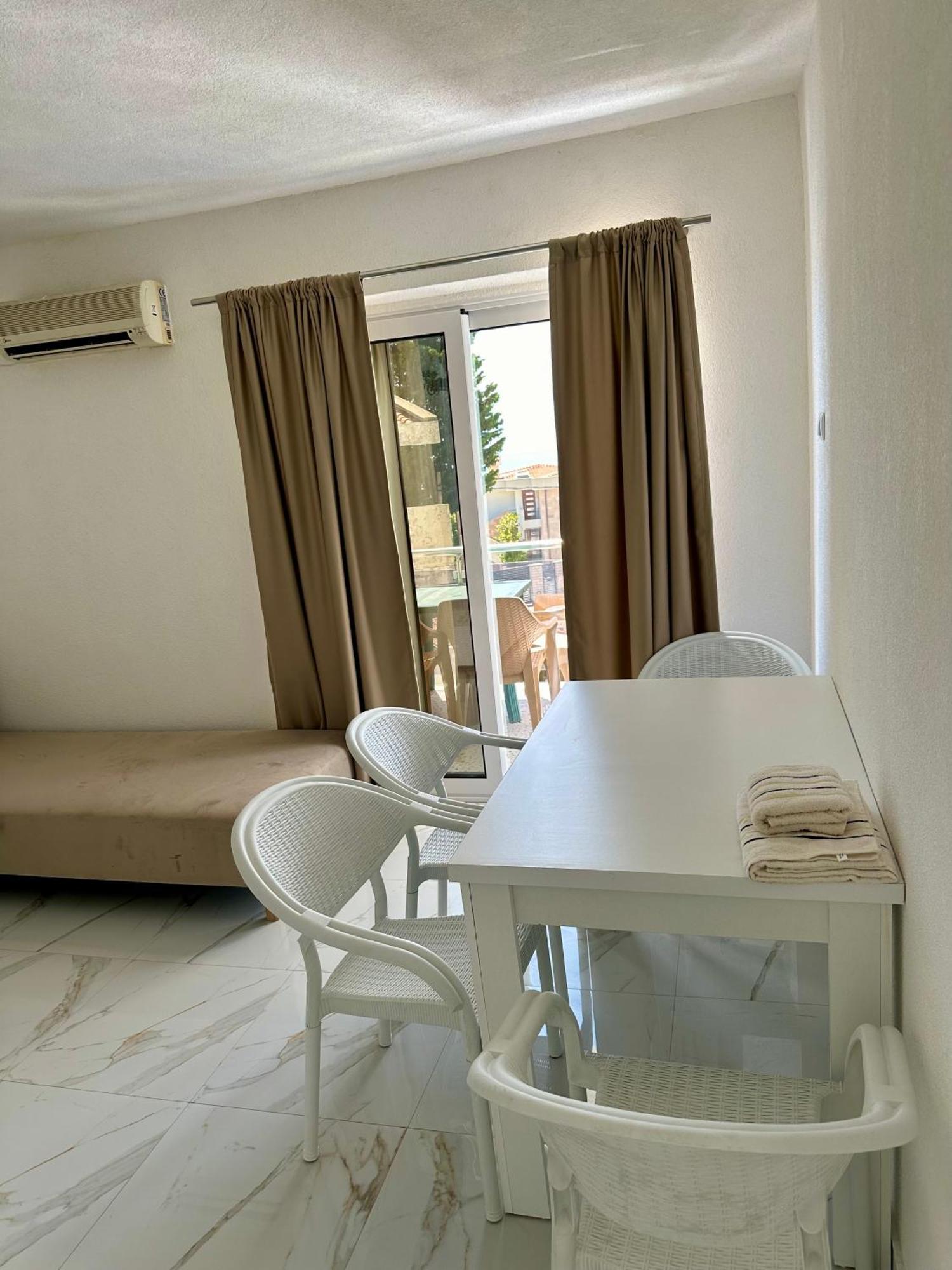 Апартаменти Dilan By The Sea